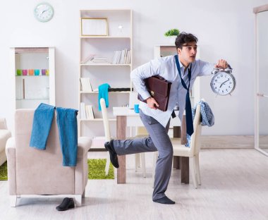 İş adamı gece geç saatte uyuyakaldığı için ofise geç kaldı.