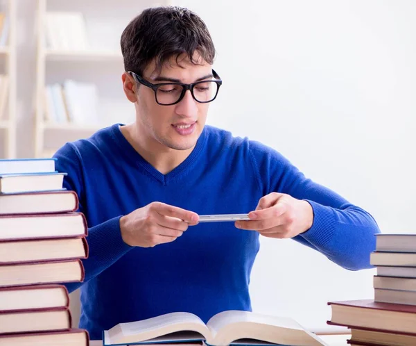 Samec se připravuje na zkoušky v univerzitní knihovně — Stock fotografie