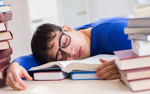 Estudante do sexo masculino se preparando para exames na biblioteca da faculdade — Fotografia de Stock