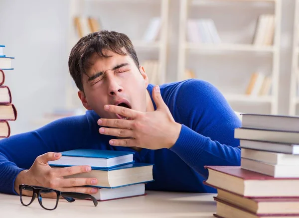 Estudante do sexo masculino se preparando para exames na biblioteca da faculdade — Fotografia de Stock