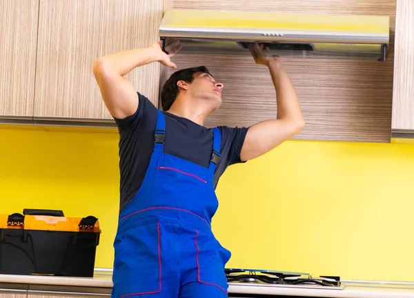 Joven contratista de servicio ensamblando muebles de cocina —  Fotos de Stock