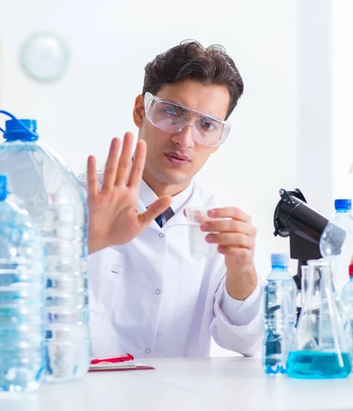 Lab assistant testing water quality — Stock Photo, Image