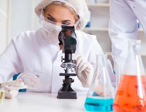 Jovem mulher médica no laboratório de clínica hospitalar — Fotografia de Stock