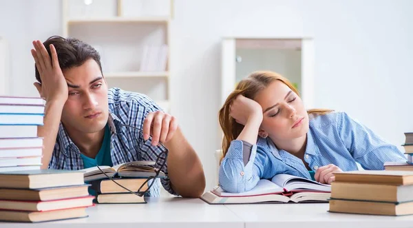 Pareja de estudiantes que estudian para exámenes universitarios — Foto de Stock