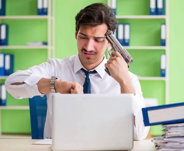 Verzweifelter Geschäftsmann denkt im Büro an Selbstmord — Stockfoto