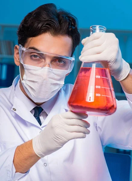 Asistente de química trabajando en el laboratorio químico — Foto de Stock