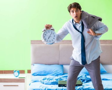 Çalışanlar yatak odasında işe geç kalıyorlar. Yöneticiler.