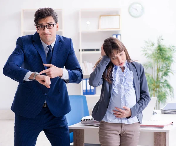 Zwangere vrouw worstelen in het kantoor en het krijgen van collega hij — Stockfoto