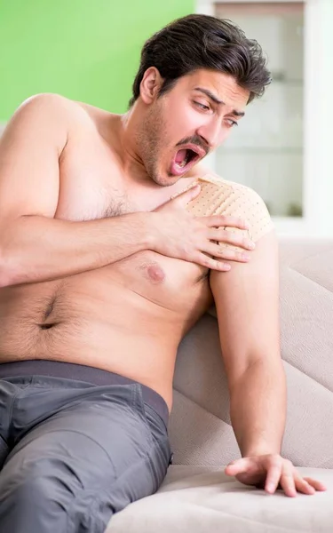 Man applying pepper Capsicum plaster to relieve pain — Stock Photo, Image