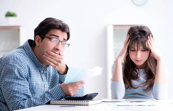 Young couple looking at family finance papers — Stock Photo, Image