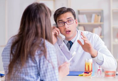 Hasta ön randevu için dişçi muayenesi yapan doktor