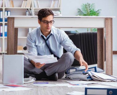 İflas etmiş işadamı ofis katında kızgın.