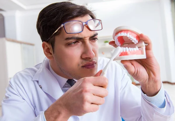 Dentista engraçado com escova de dentes no conceito médico — Fotografia de Stock