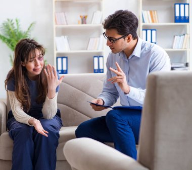 Kocası tarafından dövülen psikolog bir kadın.