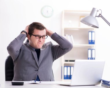 Masada çalışan yakışıklı bir işadamı.