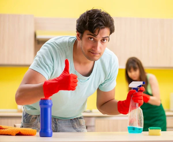 Giovane coppia che lavora in cucina — Foto Stock