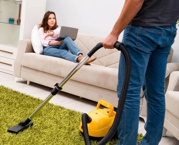 Joven familia haciendo limpieza en casa —  Fotos de Stock