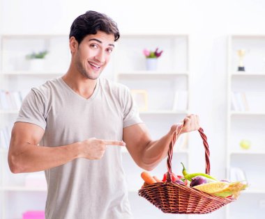 Sağlıklı beslenme ve beslenme konsepti olan genç bir adam