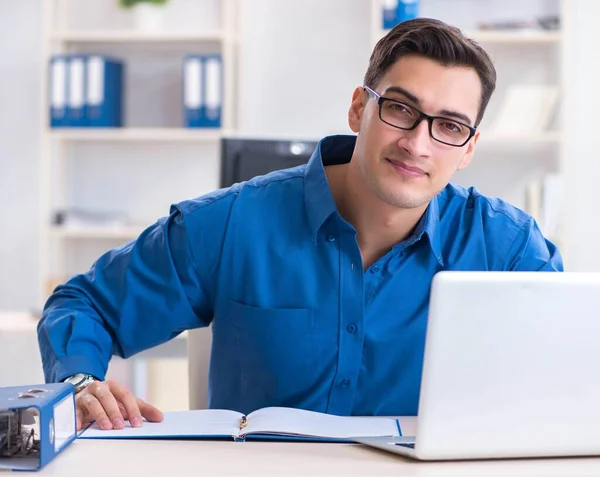 Snygg affärsman anställd sitter vid sitt skrivbord på kontoret — Stockfoto