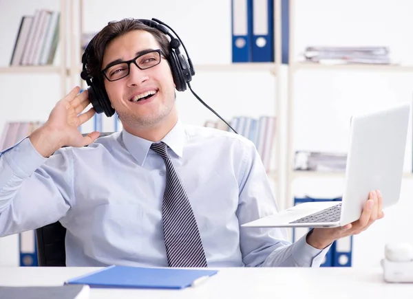 Sales assistent luisteren naar muziek tijdens lunchpauze — Stockfoto