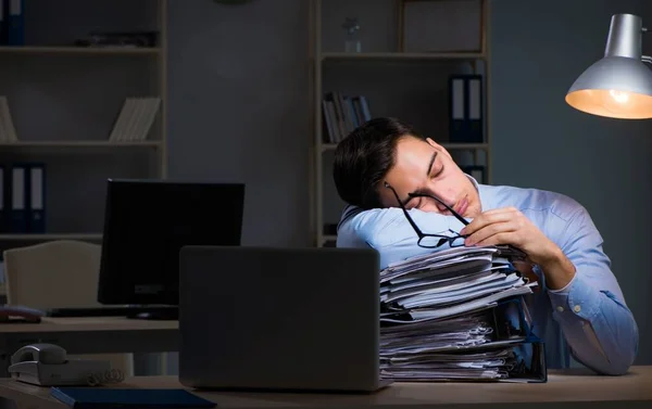 Empregado que trabalha até tarde da noite em relatório importante — Fotografia de Stock
