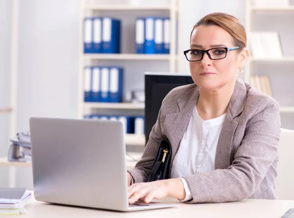 Employée d'entreprise travaillant dans le bureau — Photo