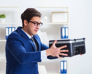 İşadamı, fotokopi makinesi karıştırıcı kağıtlara kızgın