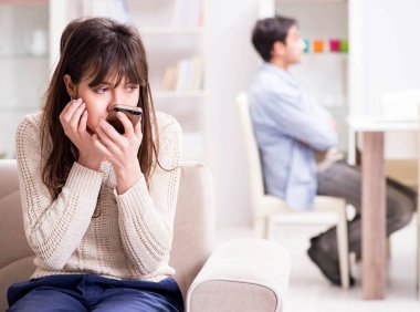 Evde birbirini aldatan bir çift.