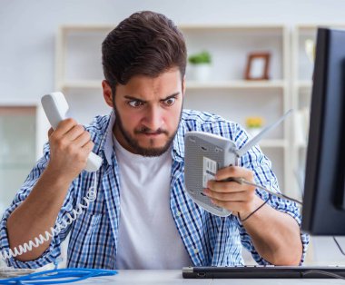 Hayal kırıklığına uğramış genç adam internetin zayıf çekmesi yüzünden