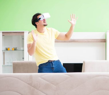 Sanal gerçeklik gözlüklü genç adam.