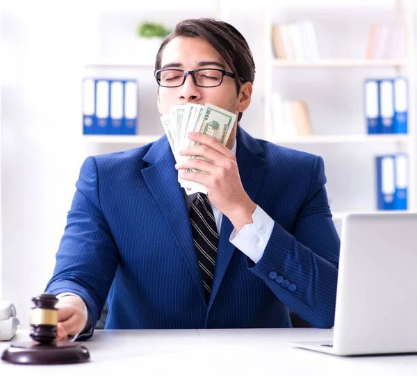 Abogado recibiendo dinero como soborno —  Fotos de Stock