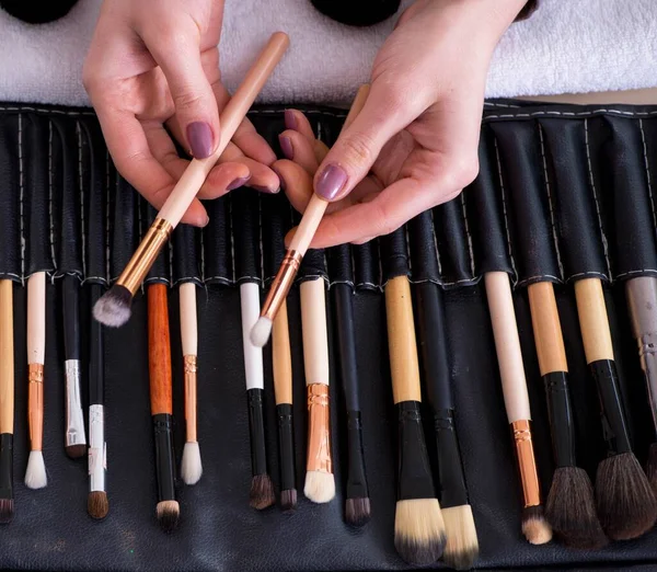 Make-up artist preparazione pennelli per il lavoro — Foto Stock