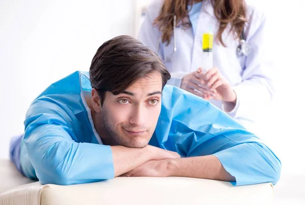 Grappige man maakt zich klaar voor billen spuit schot — Stockfoto