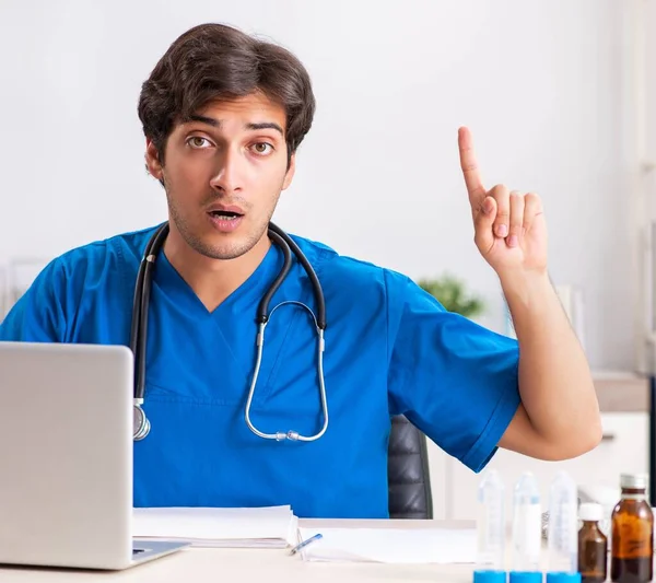 Joven médico que trabaja en el hospital —  Fotos de Stock