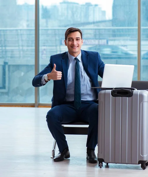 Businessman waiting at the airport for his plane in business cla — Stock Photo, Image