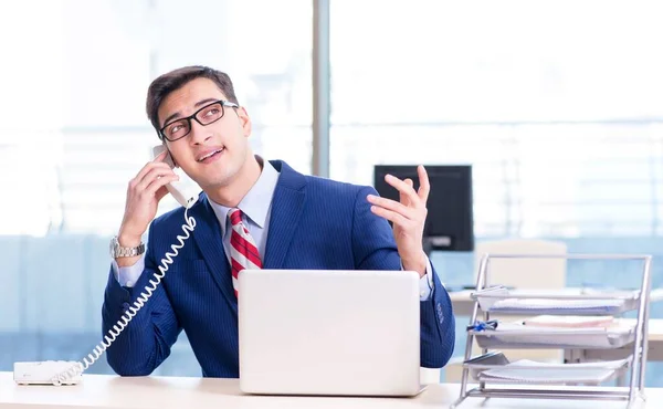 Empresário falando ao telefone no escritório — Fotografia de Stock