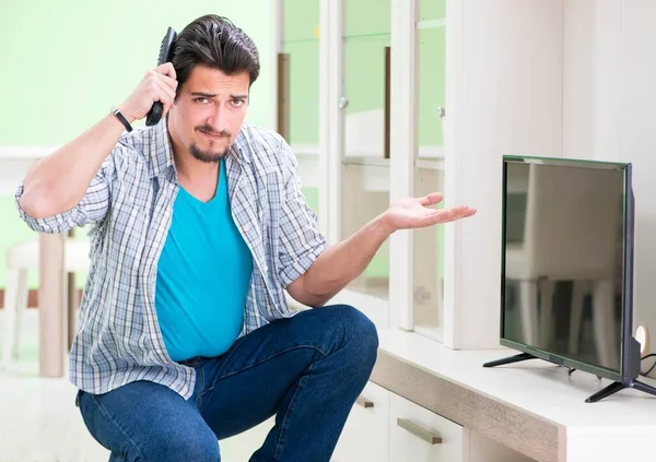 Joven marido reparando tv en casa — Foto de Stock