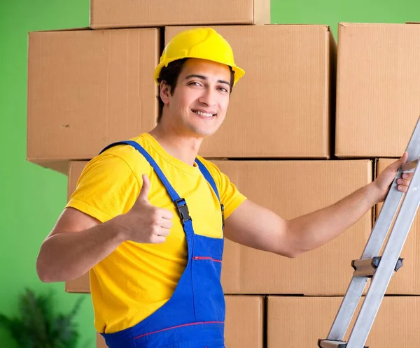 Homem empreiteiro que trabalha com caixas de entrega — Fotografia de Stock