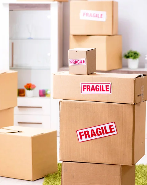 Contratista de transporte con cajas frágiles — Foto de Stock