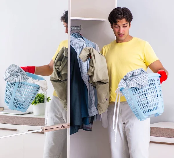 Jovem homem bonito limpeza no quarto — Fotografia de Stock