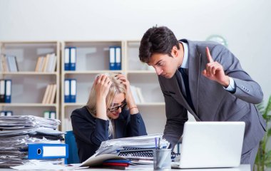 Kızgın patron sekreterine bağırıyor ve bağırıyor.