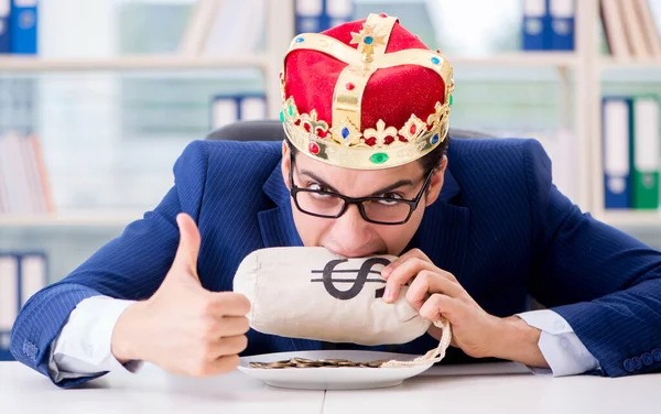 Βασιλιάς επιχειρηματίας με σάκο χρημάτων στο γραφείο — Φωτογραφία Αρχείου