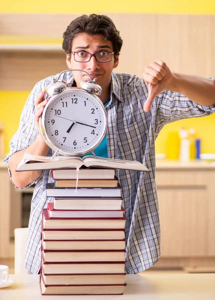 Estudiante preparándose para el examen sentado en la cocina —  Fotos de Stock