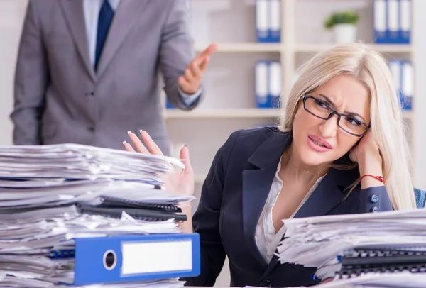 Wütender wütender Chef brüllt und schreit seine Sekretärin an — Stockfoto