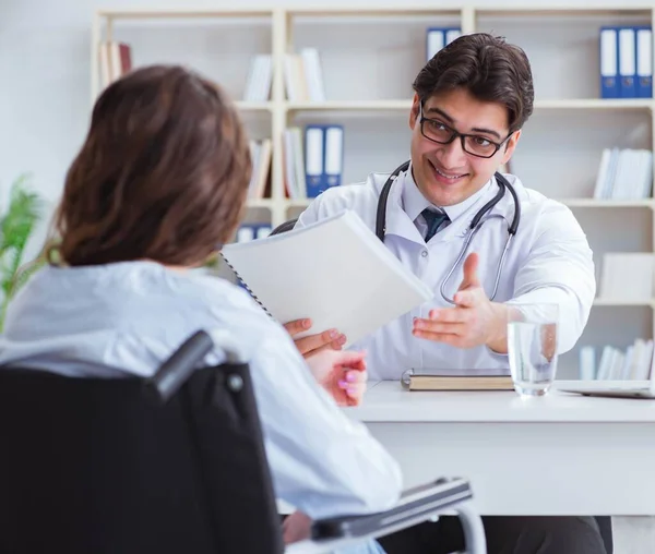 Female patient visiting male doctor for regular check-up in hosp — Stock Photo, Image