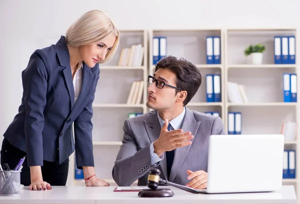 Anwalt diskutiert Rechtsstreit mit Mandant — Stockfoto