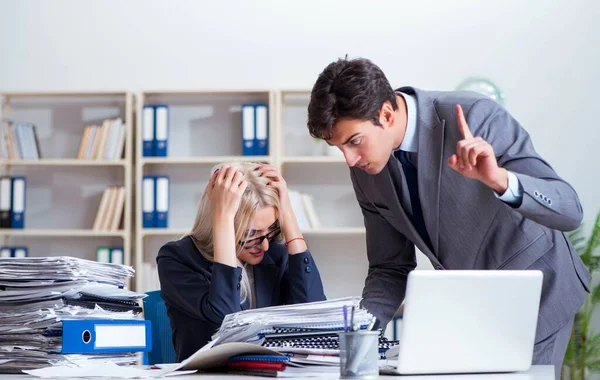Angry irate boss yelling and shouting at his secretary employee — Stock Photo, Image