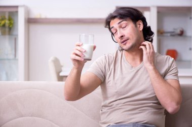 Genç adam alerjiden muzdarip.