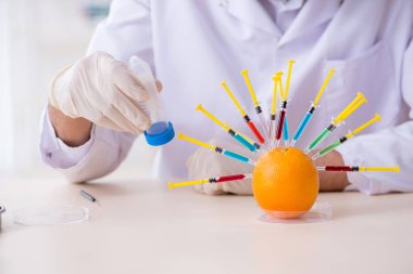 Erkek beslenme uzmanı gıda ürünlerini laboratuarda test ediyor.