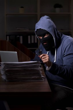 Ofiste gece balaclava erkek hırsız
